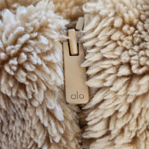 ALO Yoga Foxy Sherpa Jacket Camel Tan Size Small (MSRP:$200) - Picture 9 of 11
